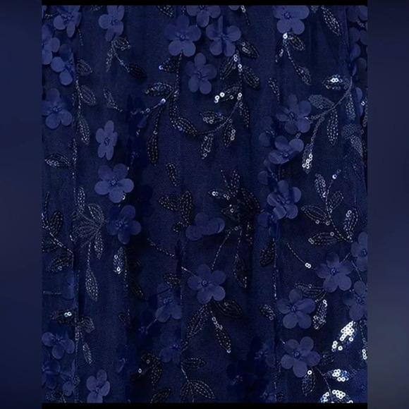 Women's 3D Floral Appliqué + Sequined Silhouette Formal Gown XSCAPE NWT Size 4 - Picture 3 of 12